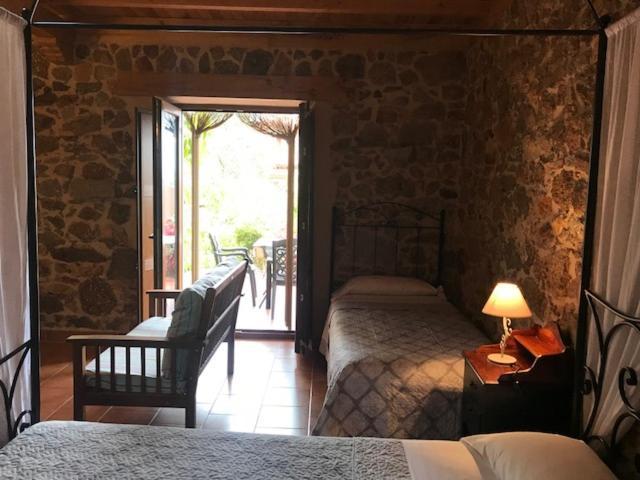 Apartamentos El Jardin Del Poeta Guijo de Granadilla Rom bilde